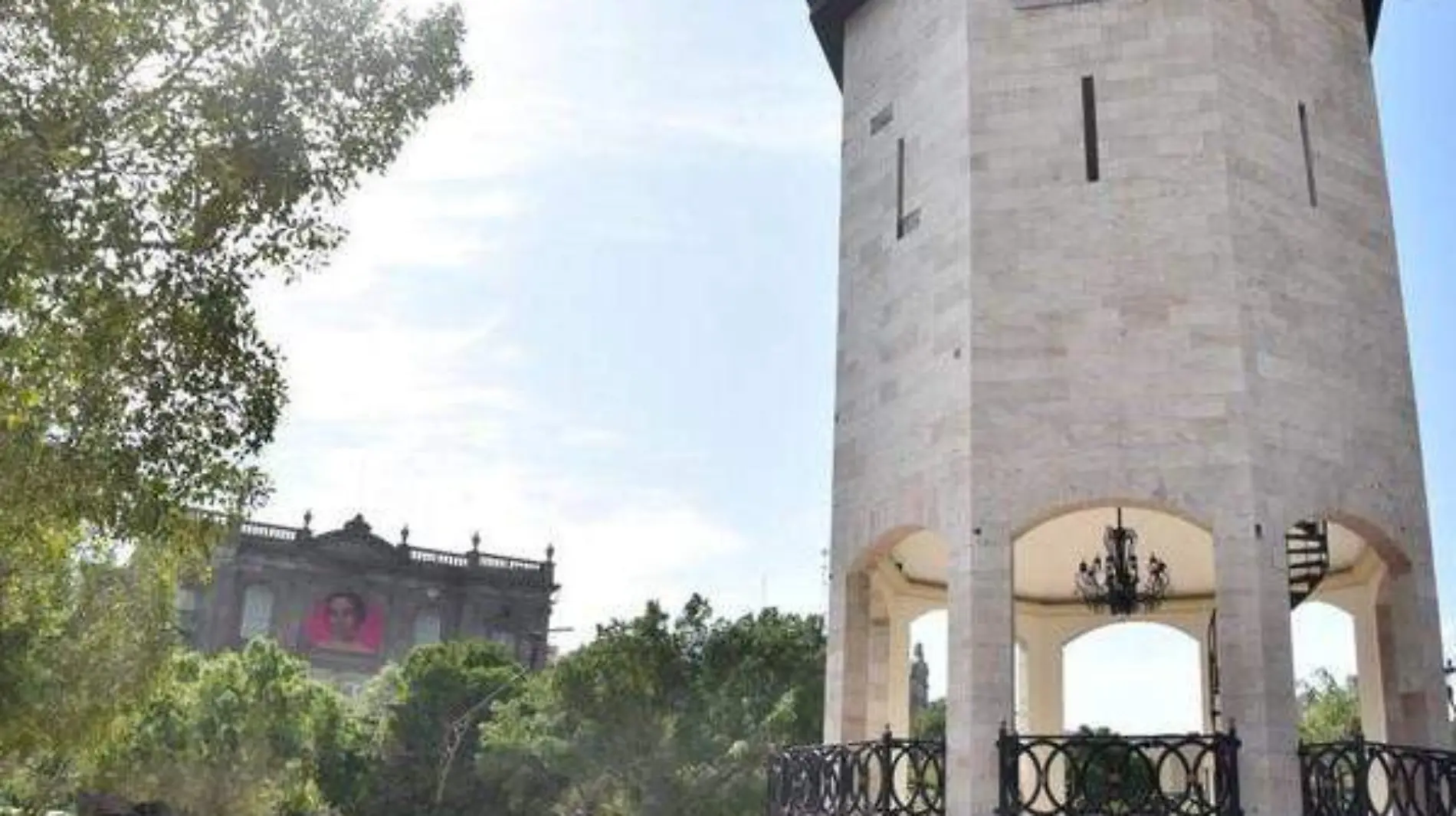 Pareja recorre la Plaza de Armas de Torreón